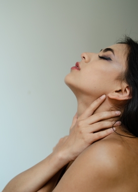 时尚闭眼抹脖子的女性图片