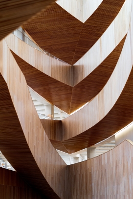 造型别致的木质条纹楼梯建筑