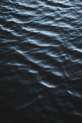 暗黑的海水图片