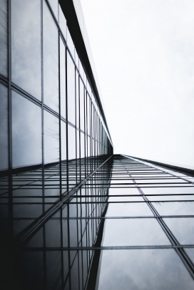 仰拍的写字楼幕墙