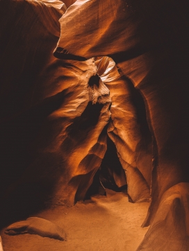 丹霞山脉地貌洞穴图