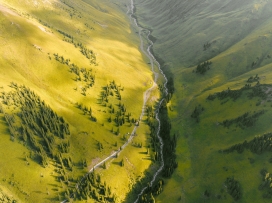 高空俯拍的秋季山丘图