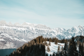 冬季雪山风景图