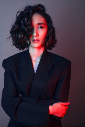 红色聚光灯下的卷发美女