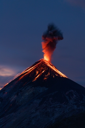 喷发中的火山图片