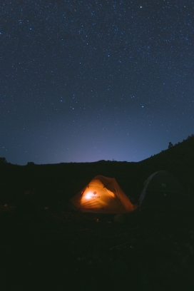 星空下的帐篷灯