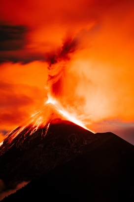 红彤彤的火山喷发图
