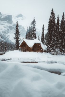 冬季被雪覆盖的小木屋
