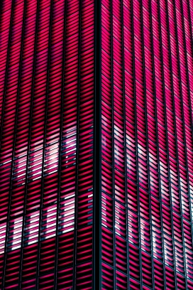 红色写字楼建筑幕墙