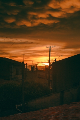 黄昏下的村庄图