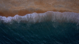 高空俯拍的海浪潮水图