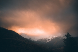 晚霞下的雪山图