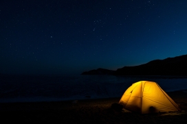 夜色下开着灯露营的帐篷图