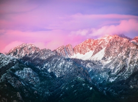 唯美的粉红色雪山风景图