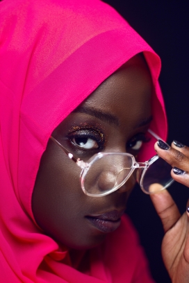 戴眼镜蒙头饰的非洲女郎