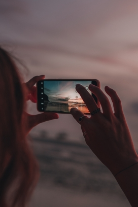 用手机拍摄风景的图片