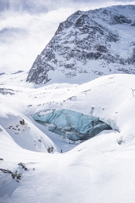 冬季壮观的雪山图