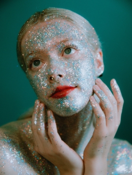 脸部涂满荧光粉的金发美女