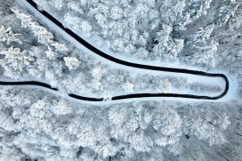 冬季曲折的马路图