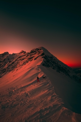 日落红下的雪山图