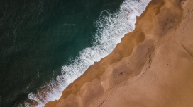 高空俯拍海浪沙滩风景图片