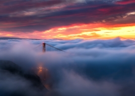 日出迷雾中的吊桥