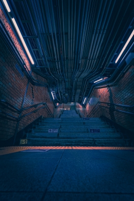 地铁楼梯通道夜景图