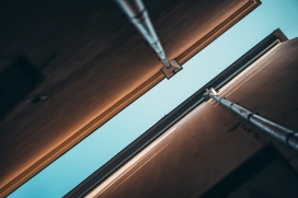 仰拍的下水管道天空风景图