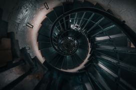 旋转的复古楼梯