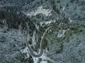 高空俯拍蜿蜒的雪路