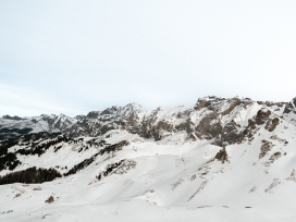 冬季起伏的雪山图