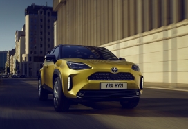 金色丰田Yaris Cross汽车摄影图