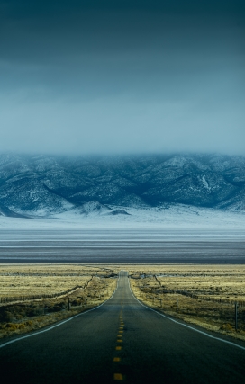 远方脚下的马路