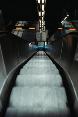 地铁隧道电梯图
