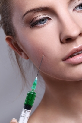 给女性脸注射绿色瘦脸针液体的图