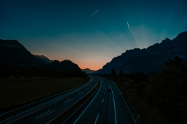 黄昏下的高速公路