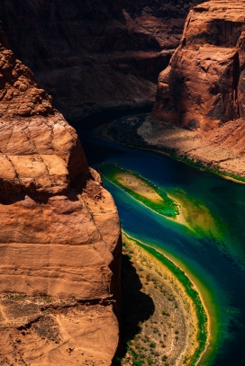 大峡谷发绿的河
