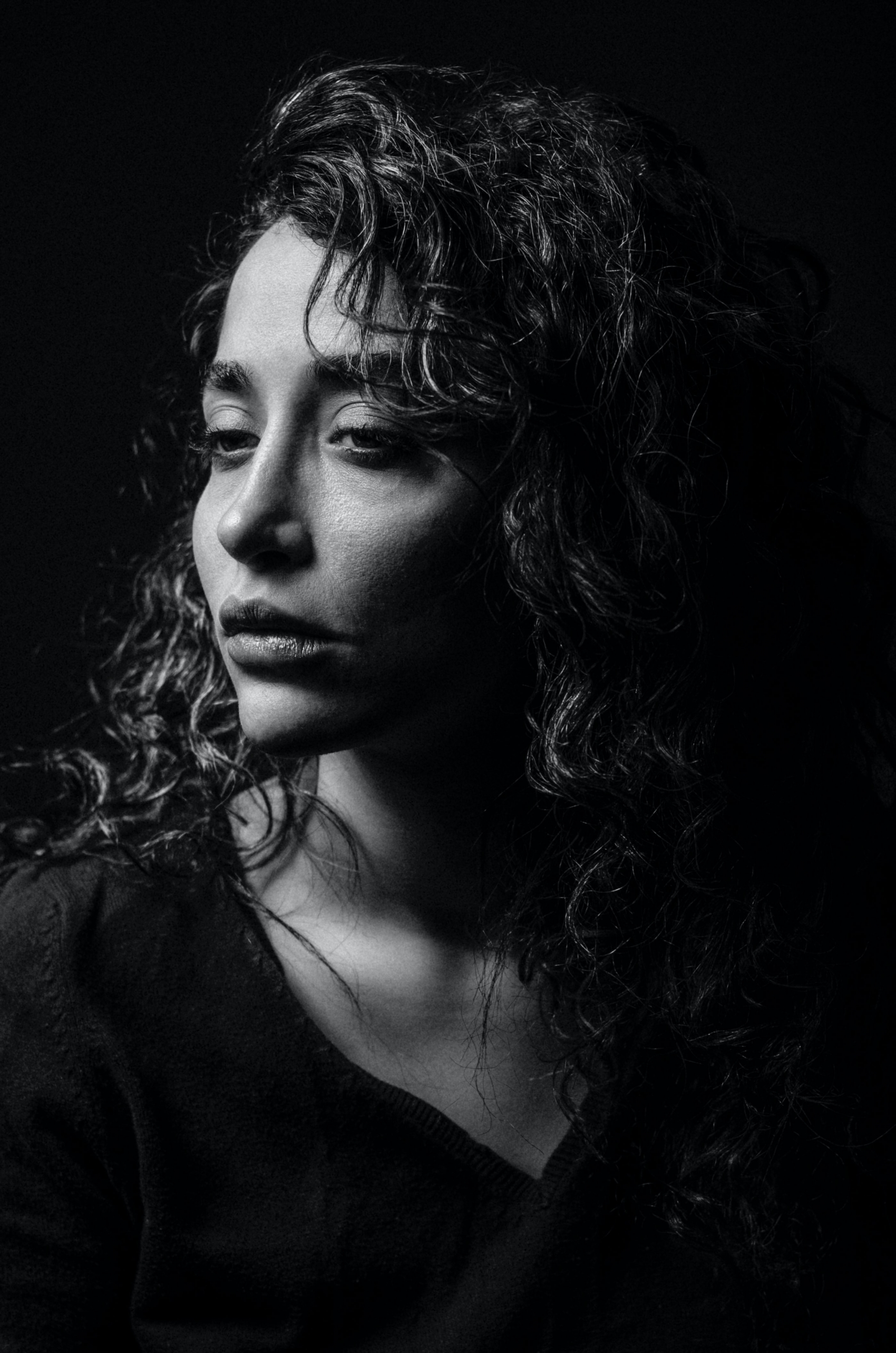 卷发女子黑白图片图片