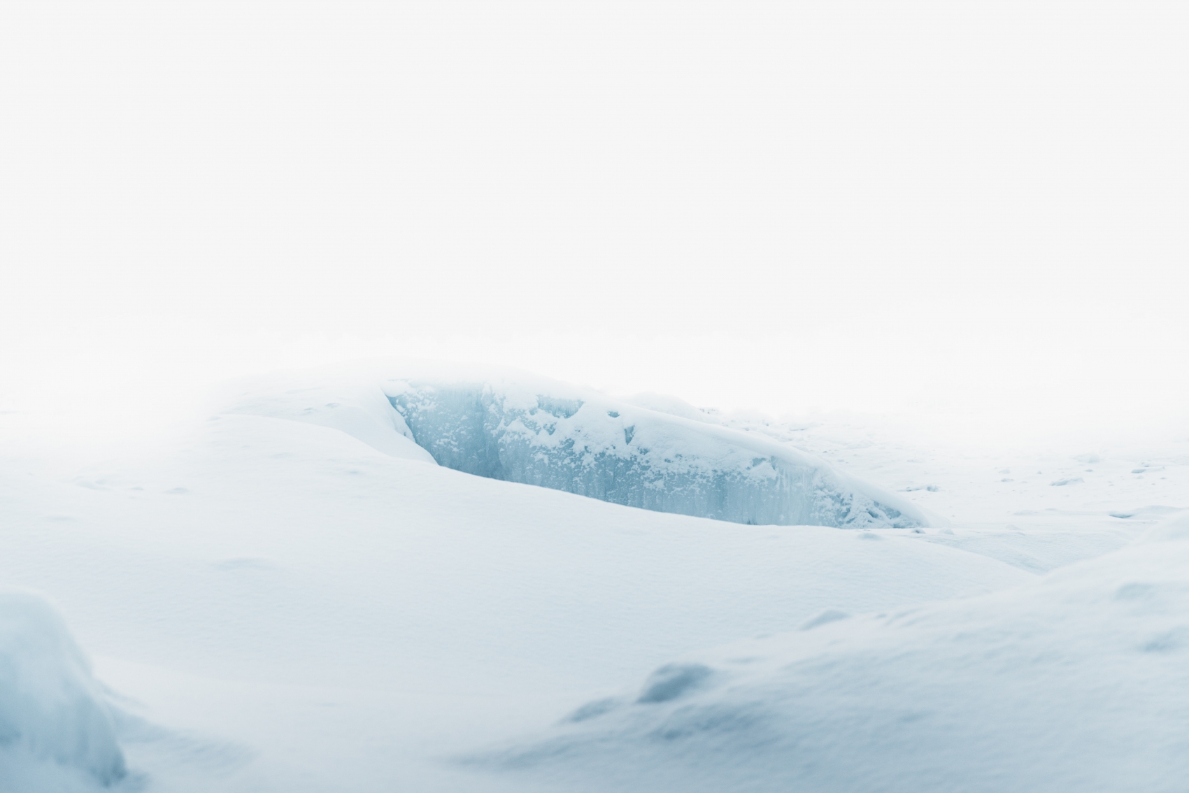 白色雪地雪山图图片