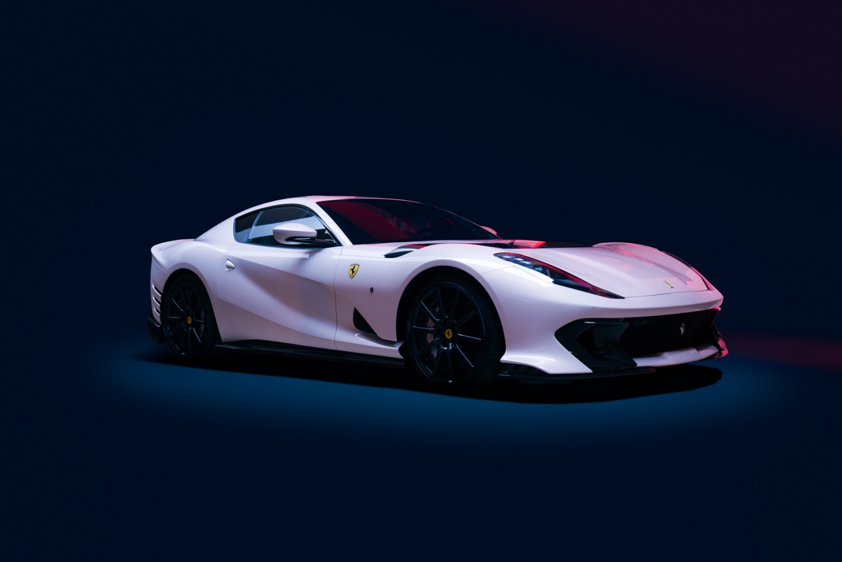 白色法拉利812轿跑车图片