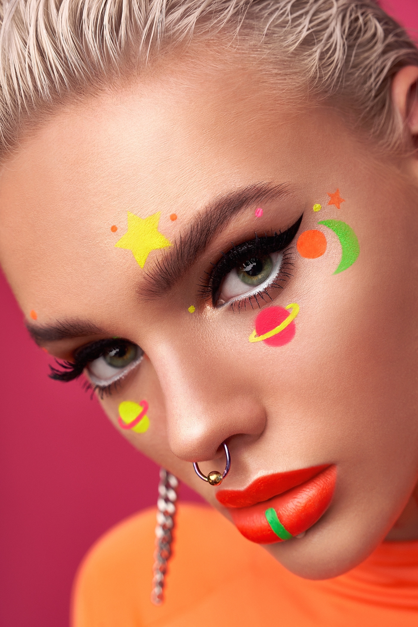 多彩的妆容人像图片