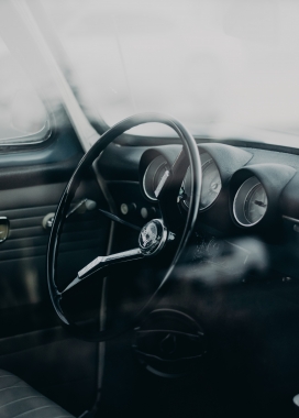 复古的汽车方向盘