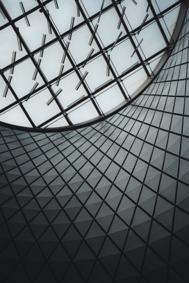 仰拍的现代玻璃机构建筑