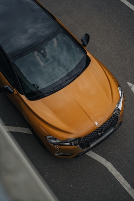 俯拍的金色轿车