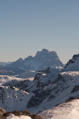 晴朗天空下的雪山