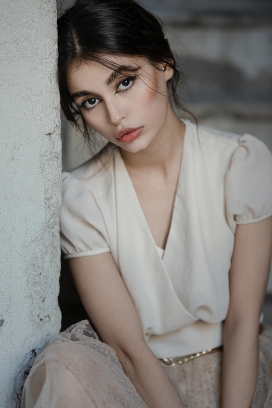 靠在墙壁上的白色美女