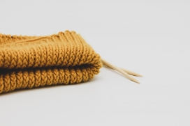 金黄色针织毛衣