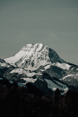 灰白色雪山图