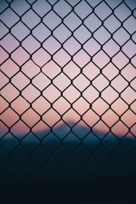 铁丝网后的晚霞