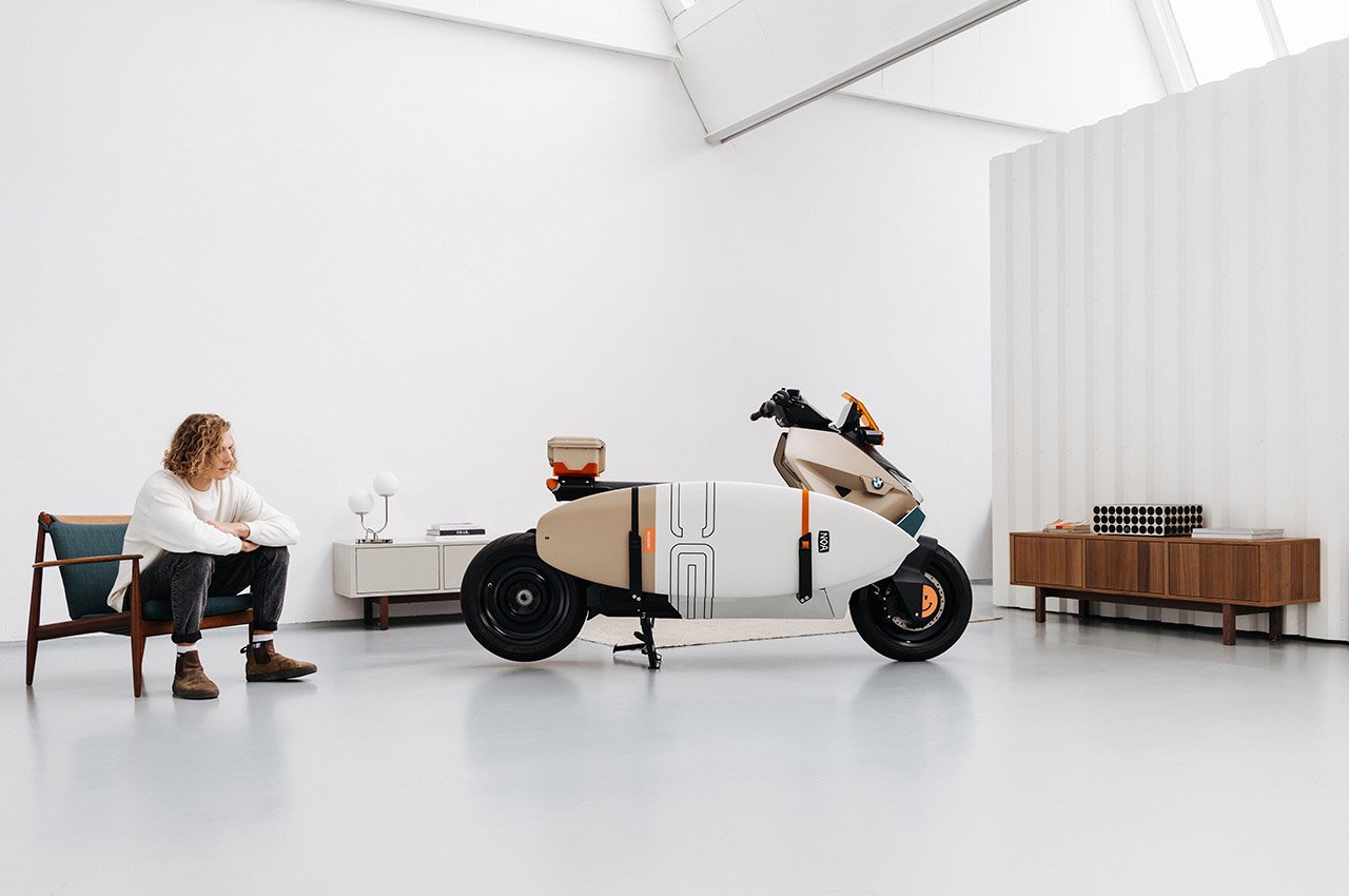 具有拖曳冲浪板的存储空间的宝马CE 04流浪摩托车---酷图编号11